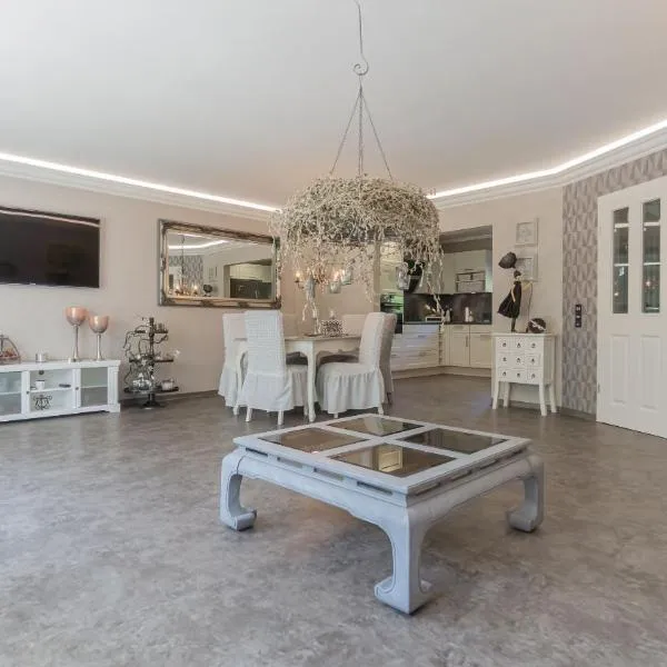 Ferienhaus Cottbus, Garage, große Sonnenterrasse, Kamin, 4 Zimmer, Ankleidezimmer – hotel w mieście Chociebuż