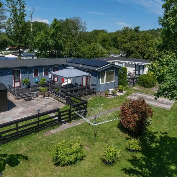 Groot hoek Chalet met Airco ,Wasmachine, Vaatwasser,Droger en luxe keuken en zwembad op camping! Immer Besser!, hotel in Rijs