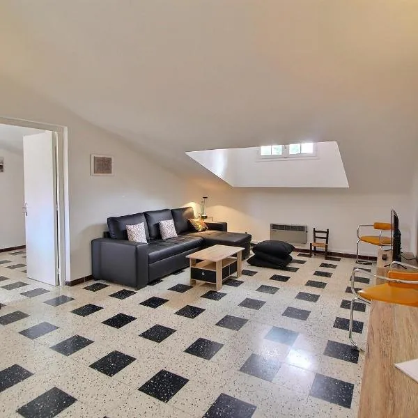 Meublé trois étoiles au premier étage d’une maison typique, hotel en Saint-Cyprien