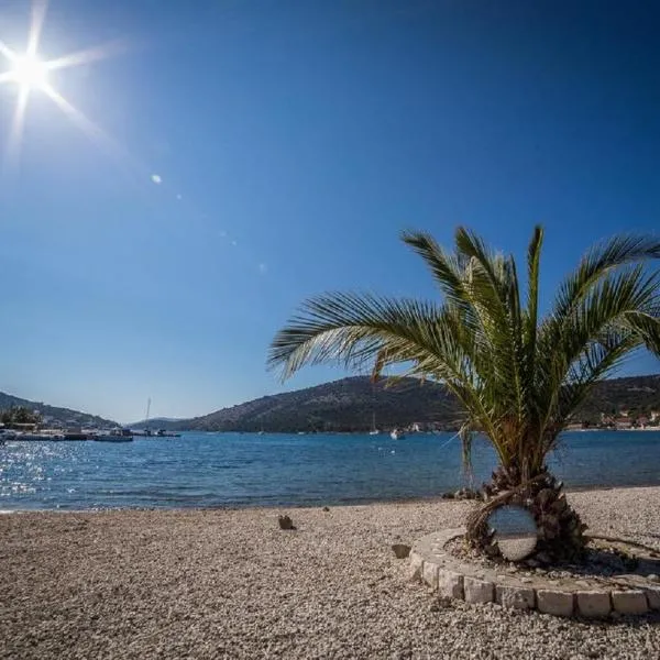 Apartment ASTRID 5 m from BEACH, hotel in Vinišće
