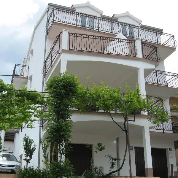 Viesnīca Apartments Ljiljana Trogirā