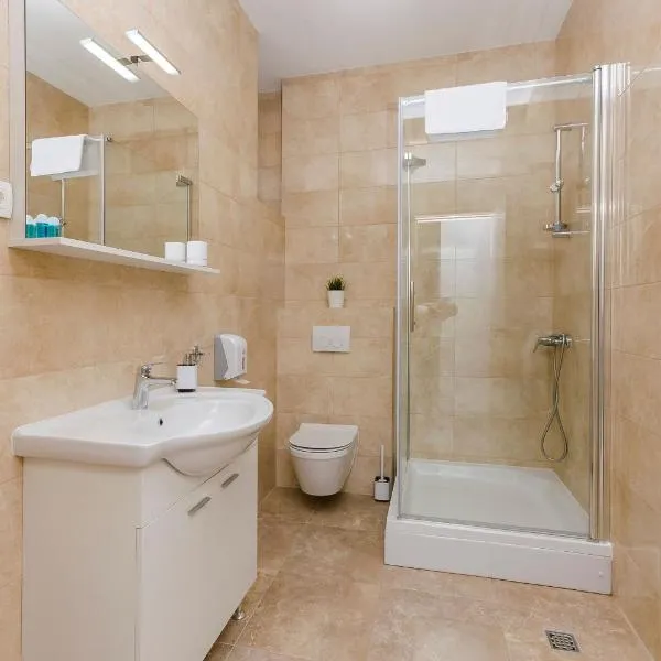 Apartments and Rooms Adriatic Suites，位于希贝尼克的酒店