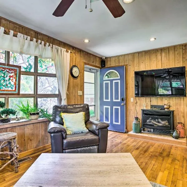 Charming Hampton Bays Home 5 Mi to Coopers Beach, hotel in Hampton Bays