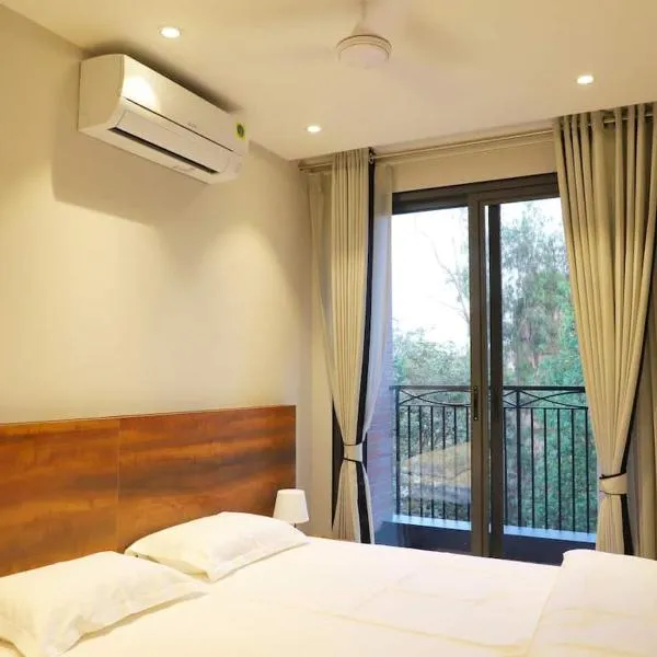 Apt# ONE-FOUR-TWO - with Lift - High Speed Wifi - Smart TV, hotel v Novém Dillí