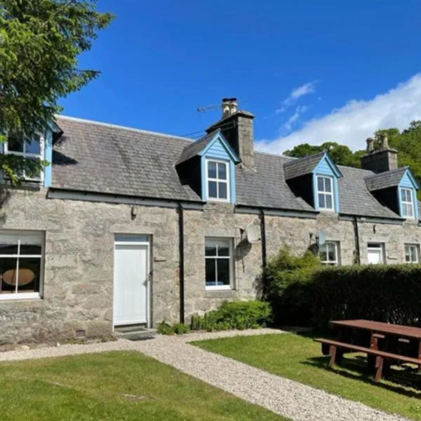 Burnside & Jocks Cottage on the Blarich Estate, hotel in Rogart