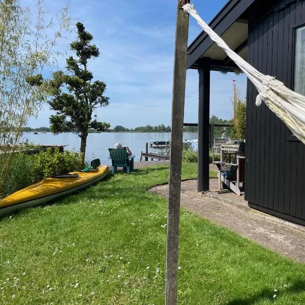 The Outpost Lakehouse- enjoy our house at Reeuwijkse Plassen - near Gouda, hotel en Reeuwijk