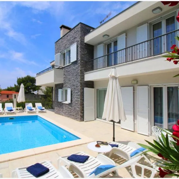 Apartments Nika, hotel in Primošten