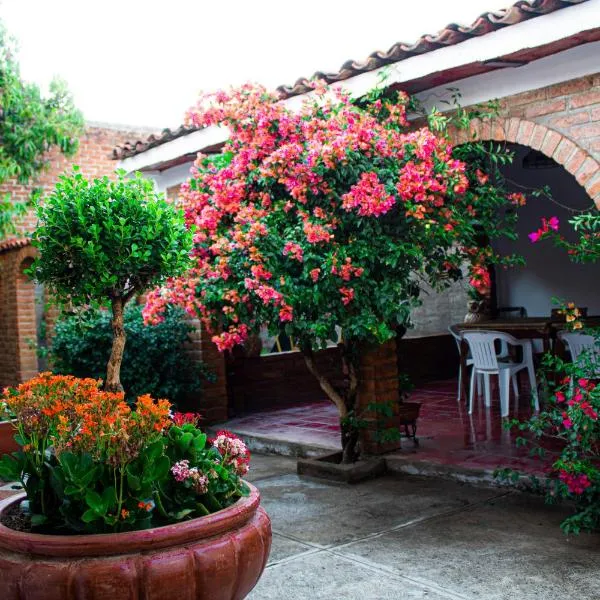 Villa Flores, casa en el centro de Mascota, viešbutis mieste Maskota