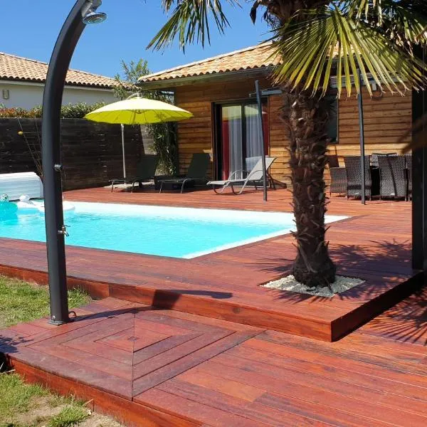 VILLA avec piscine chauffée, hotel in Moliets-et-Maa