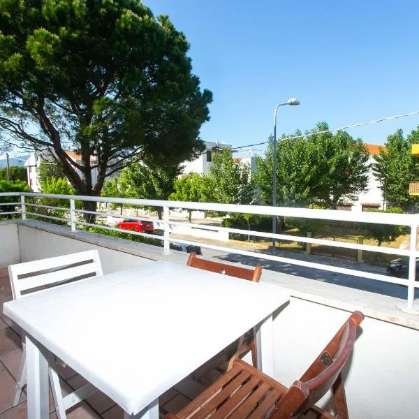M121 - Marcelli, trilocale con terrazzo a 200mt dal mare, hotel v destinácii Marcelli