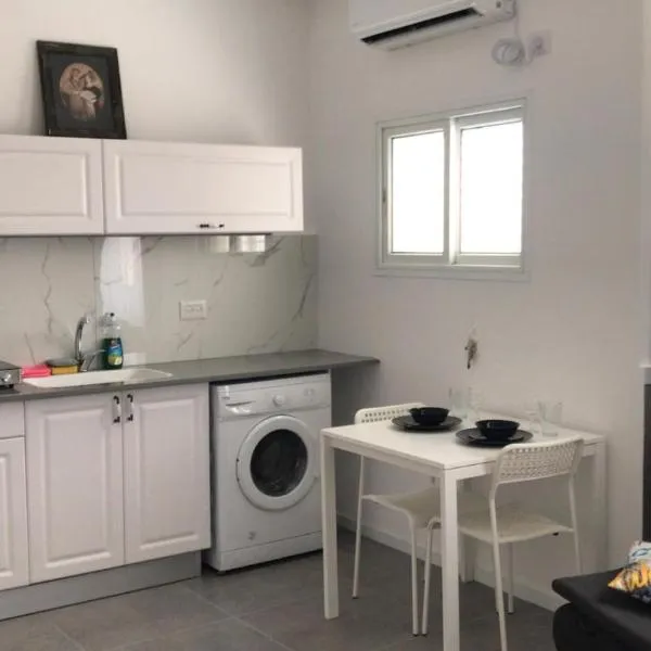 Isramax low-cost apartment near the sea., hotel in Bat Yam