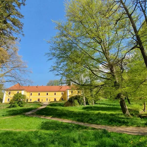 Zámecká zahrada-apartmány, hotel en Tušť