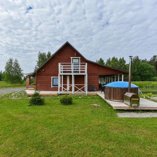 Private house surrounded by woods and lake, hotel en Priekulė