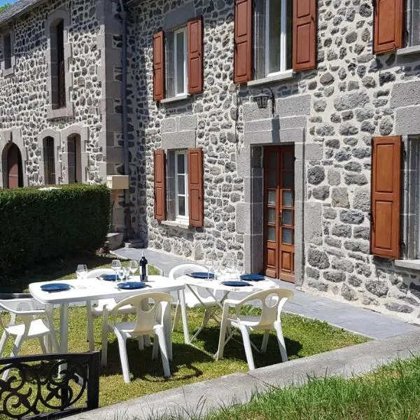 Lodge-Sagne une ferme rénovée au cœur du Cantal à proximité de la station de ski du Lioran、Neussargues en Pinatelleのホテル