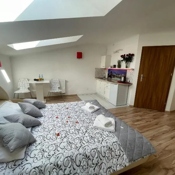 Hotelik Gold, hotel v destinaci Raszyn