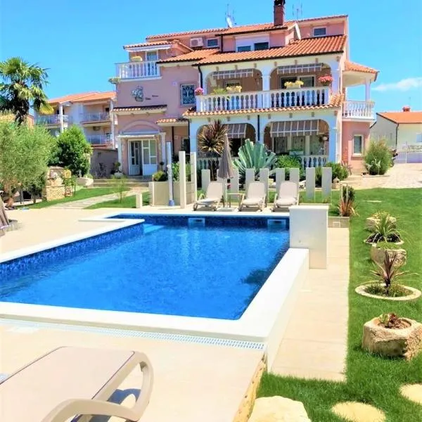 Apartment Villa Engel with Pool، فندق في بوريتش