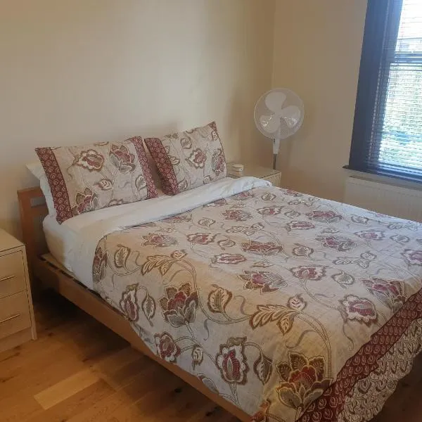 London Luxury Apartments 5 min walk from Ilford Station, with FREE PARKING FREE WIFI, hotel in Ilford