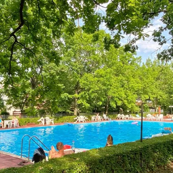 Napsugár Retro Apartman, hotel in Gárdony