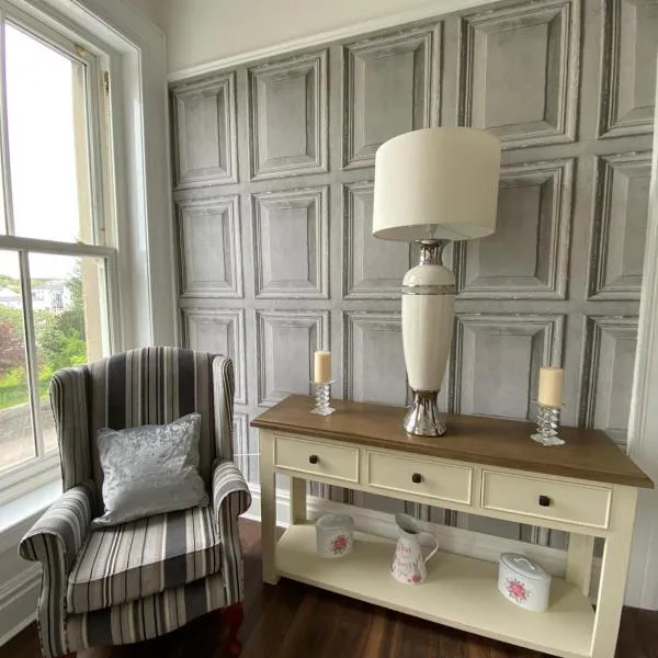 Luxury Lakeside Living Broadview 2 Georgian Town House, hotel i Enniskillen