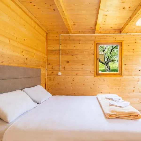 Lovcen mountain cottages, hotel in Vratnica