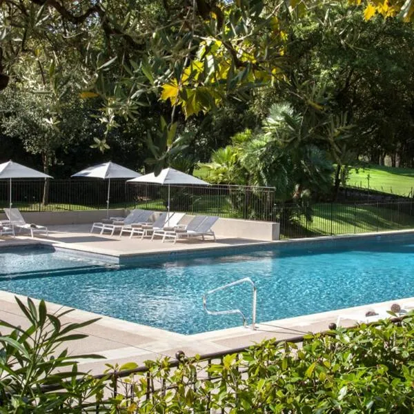 Hôtel Résidence Les Mas du Grand Vallon โรงแรมในมูแฌ็ง
