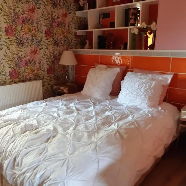 Chambre familiale avec piscine chauffée et jacuzzi, hotel em Bernadets-Debat