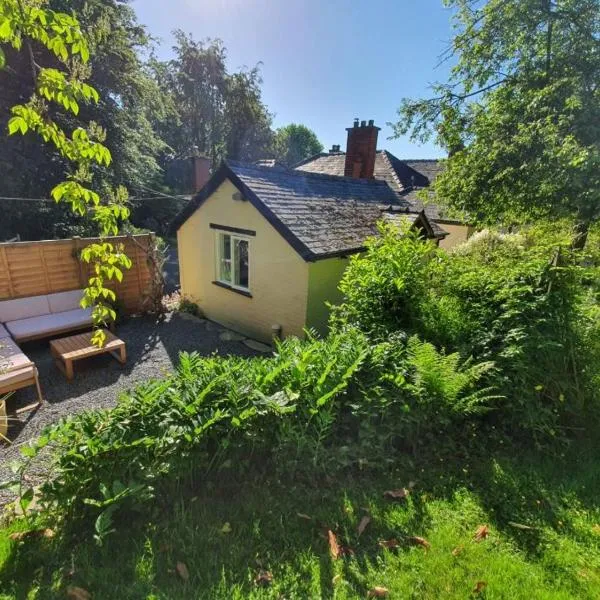 Gorgeously Secluded - The Hideaway with pool, hotel i Lyonshall