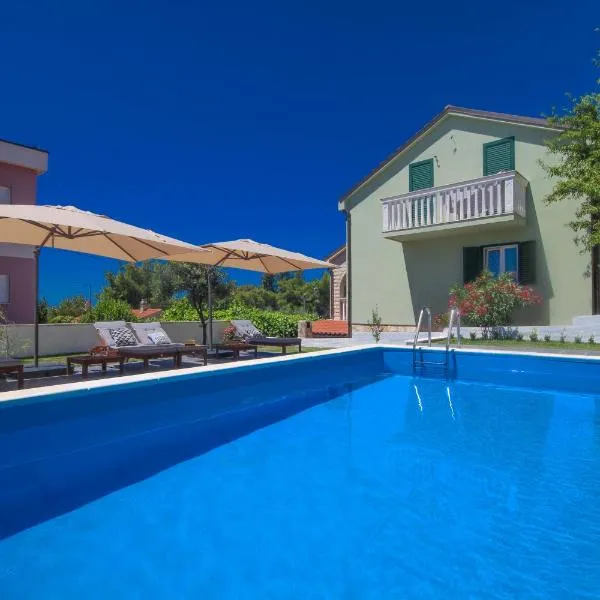 Dandy apartment with pool 2 bedrooms, hotel v destinaci Jezera