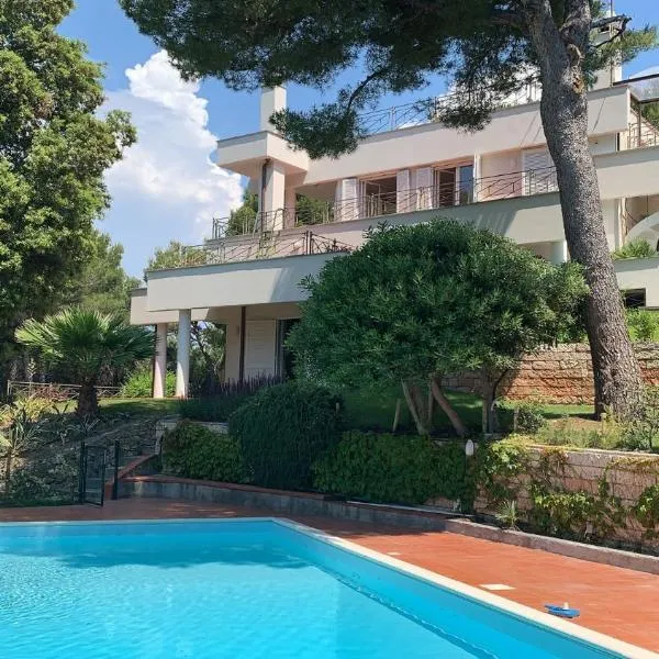 Appartamenti in villa con piscina、マリーナ・ディ・アンドーラのホテル