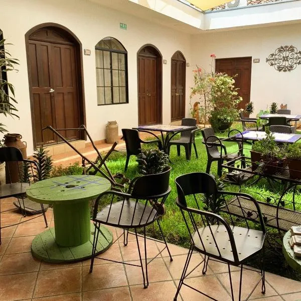 Hostal Las Puertas, hotel in Santa Ana