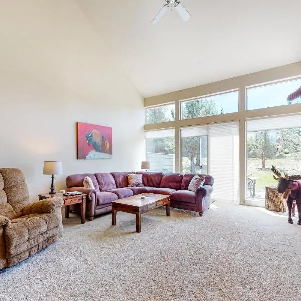 Village Loop in Eagle Crest, hotel in Redmond
