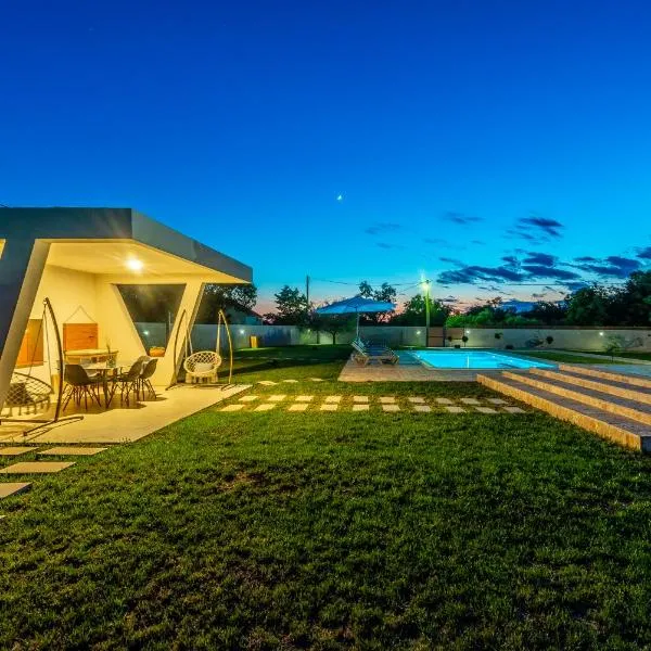 S&I Peaceful Holiday Home With Pool & Jacuzzi, viešbutis mieste Galovac