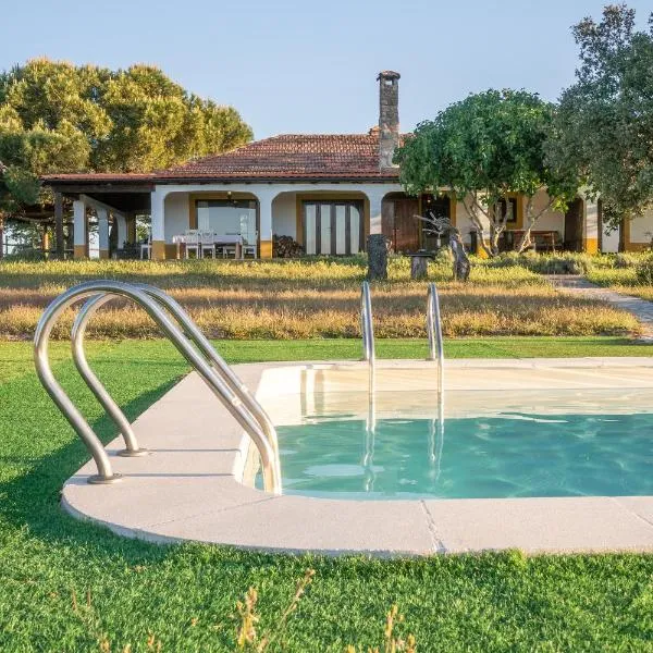 Eco-Lodge en la Reserva Privada Campanarios de Azaba - Proyecto de Conservación, hotel v destinaci Espeja