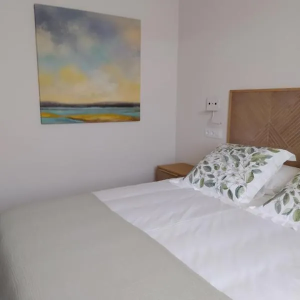 Apartamentos Pontedeume Riadoeume, hotel Puentedeuméban
