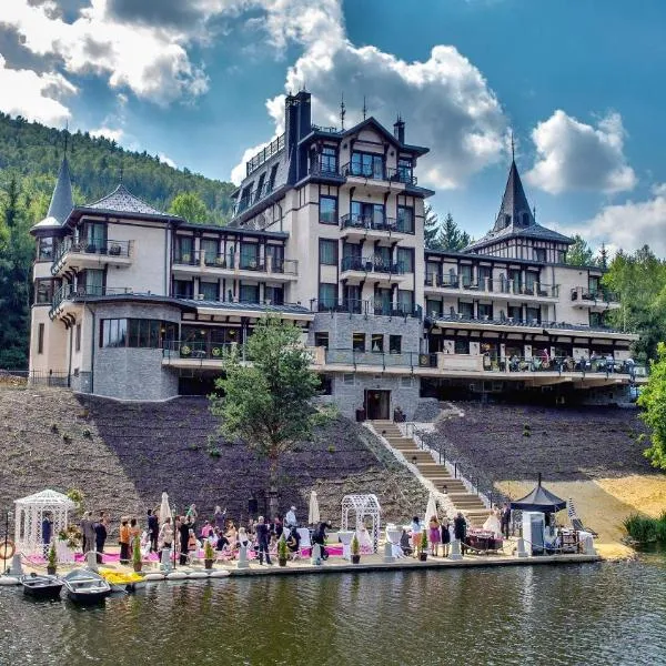 Retro Riverside Wellness Resort, hotel in Karlovy Vary