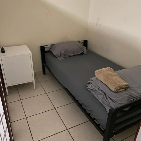 Private Cubicle - Single Bed - Mixed Shared Dorm - MIAMI AIRPORT, hotel em Miami