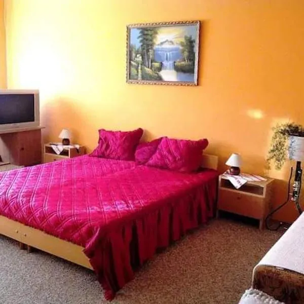 Légkondícionált, erkélyes szoba, privát fürdővel a Balatonon, hotel v destinaci Kőröshegy