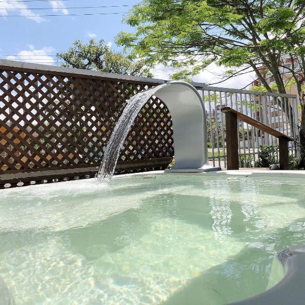 Jacuzzi aquecida e churrasqueira perto do mar