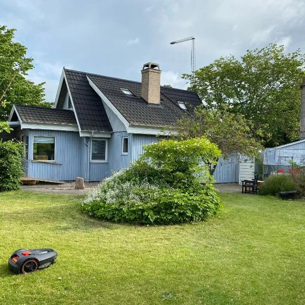 Charmerende ældre sommerhus tæt på strand og city, hotel v destinaci Risskov