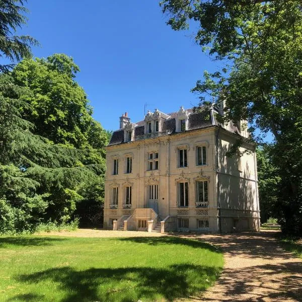 Le Clos du Cèdre, ξενοδοχείο σε La Chapelle-Enchérie