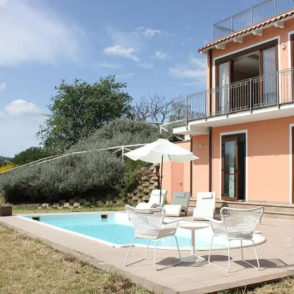 Villa Diana - Pesaro mare e cultura - intera struttura con piscina, hotel v destinácii Mombaroccio