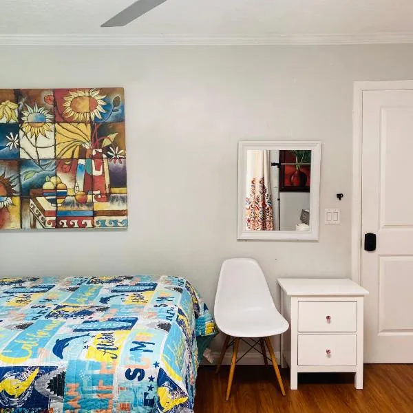Costa Mesa Homestay - Private Rooms with 2 Shared Baths and Hosts Onsite, hotel v destinaci Costa Mesa