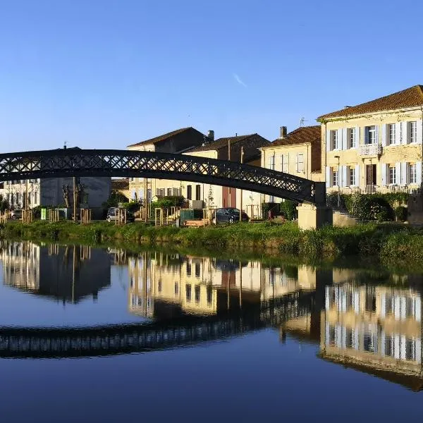 Les Volets Bleus, hotel em Quarante