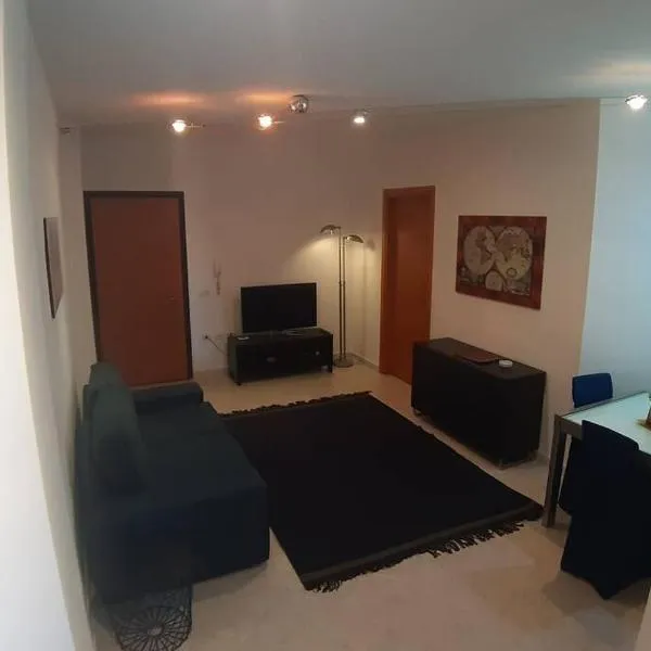 Casetta Emma, trilocale Elmas, areoporto elegante silenzioso – hotel w mieście Elmas