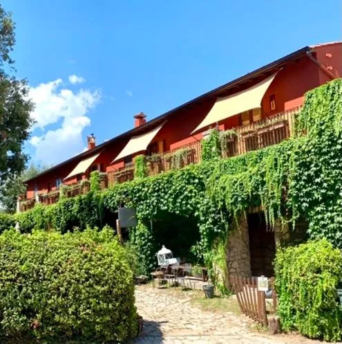 Casette rosse nel borgo medievale di Fossanova, hotel a Mesa