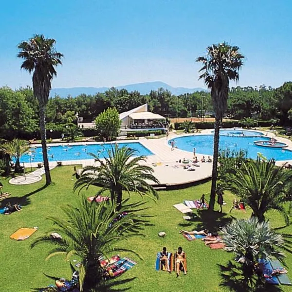 Happy Camp mobile homes in Villaggio Camping Baia Domizia, hotel v destinaci Baia Domizia
