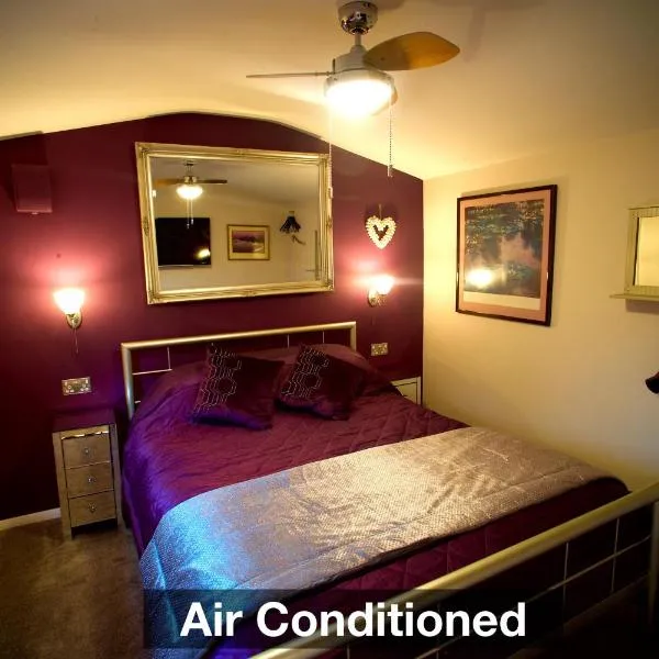 Luxurious Rural Cabin with Hot Tub, hotel v destinaci West Chiltington