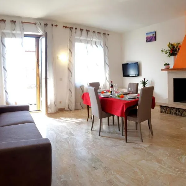 Casa Ahmati Borgo Vesio, hotel v destinaci Tremosine Sul Garda