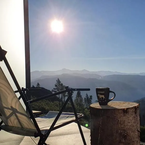 Tiny mountain cabin with a panoramic view, hotel in Giljane