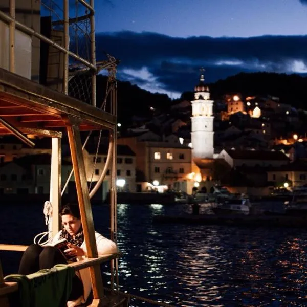 Lovely botel Mala Kate in river Cetina, отель в Омише